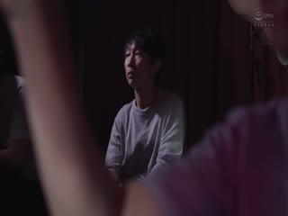 一边脱衣服一边跳进剧场的已婚妇女 流川遥 JUQ-508